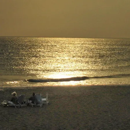 With Adult And Childrens Pool And Sea View - דירה