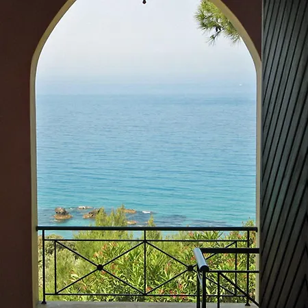 With Adult And Childrens Pool And Sea View - Appartamento